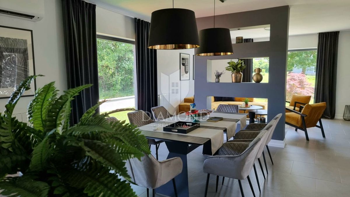 Labin, una bella casa a un piano con piscina