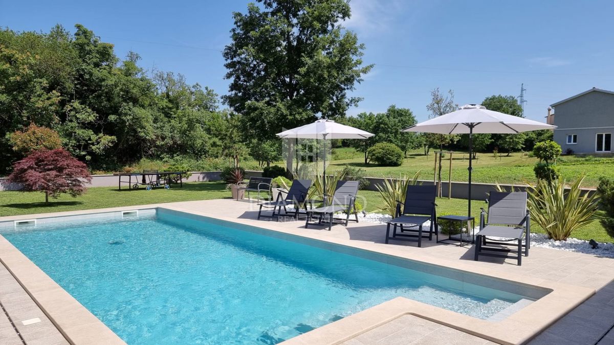 Labin, una bella casa a un piano con piscina