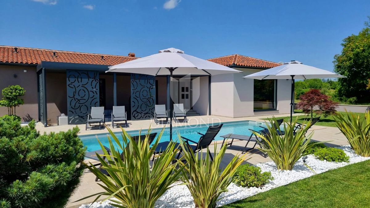 Labin, una bella casa a un piano con piscina