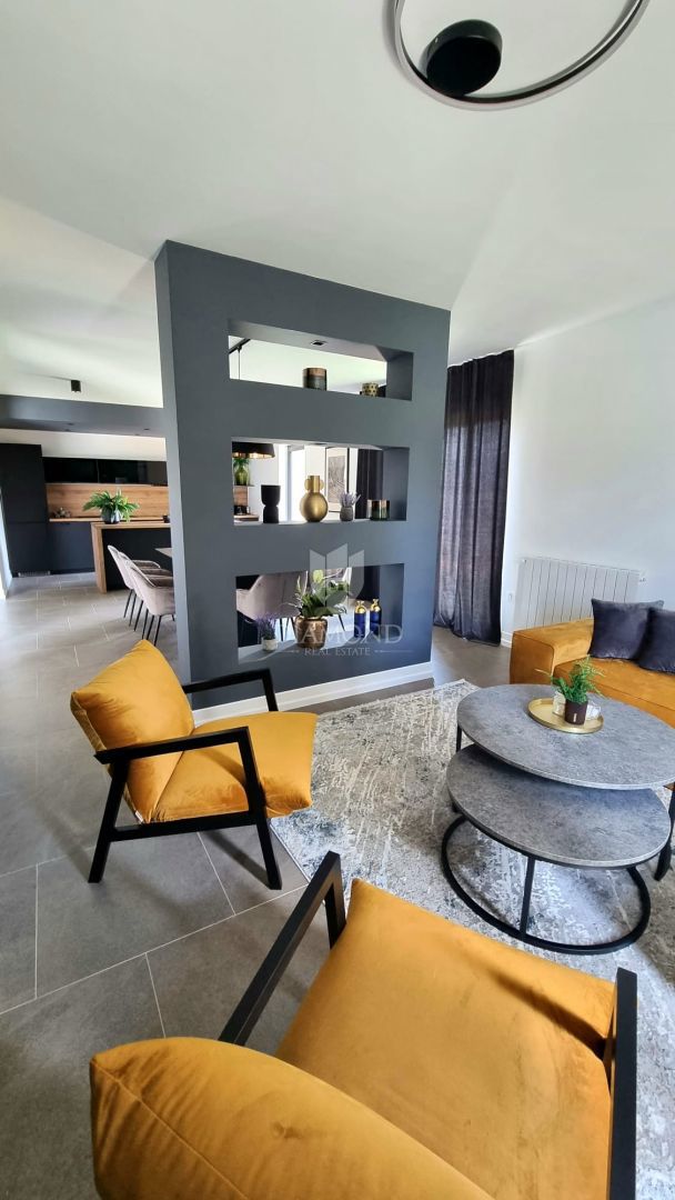 Labin, una bella casa a un piano con piscina