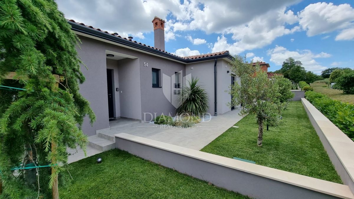 Labin, una bella casa a un piano con piscina