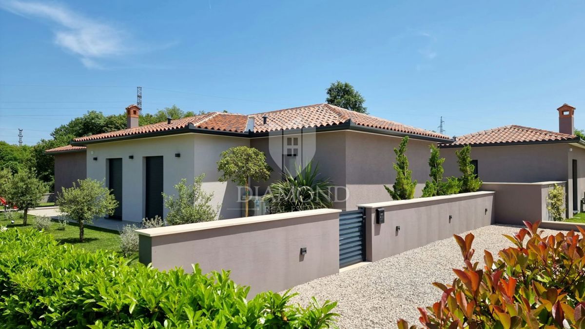 Labin, una bella casa a un piano con piscina