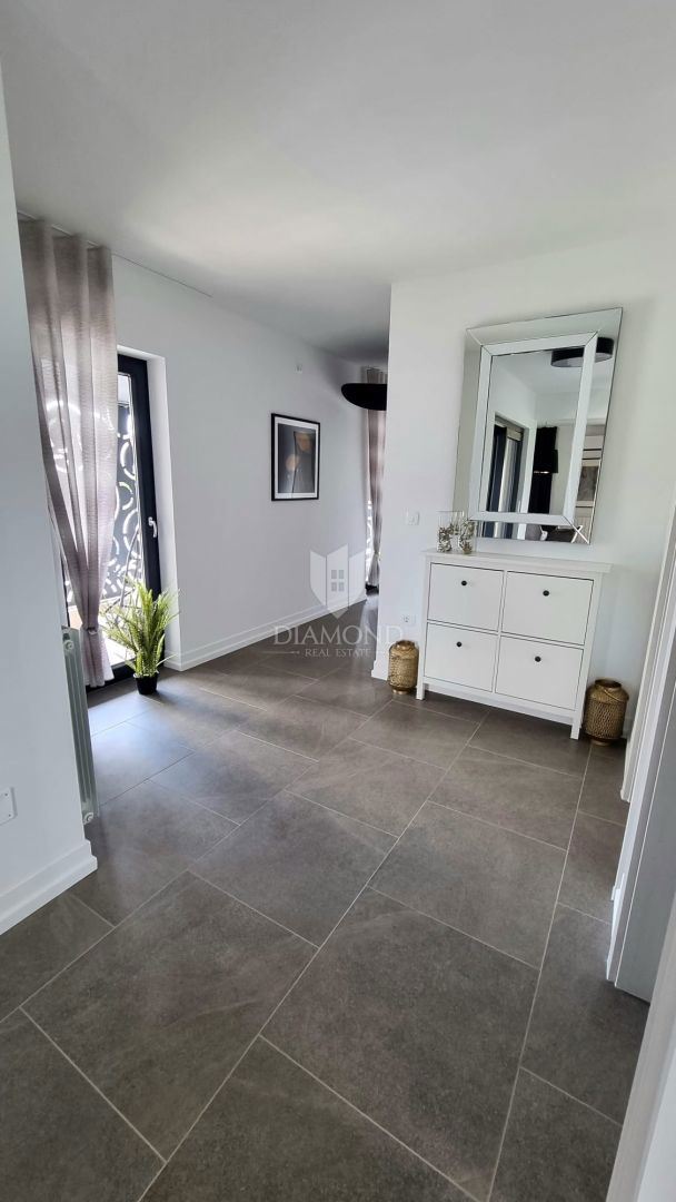 Labin, una bella casa a un piano con piscina