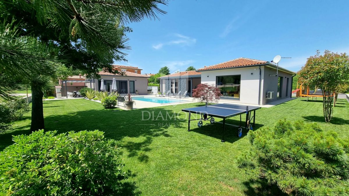 Labin, una bella casa a un piano con piscina