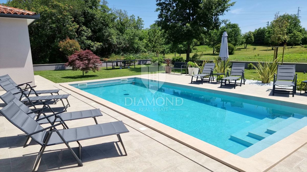 Labin, una bella casa a un piano con piscina