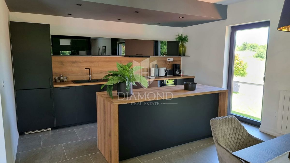 Labin, una bella casa a un piano con piscina