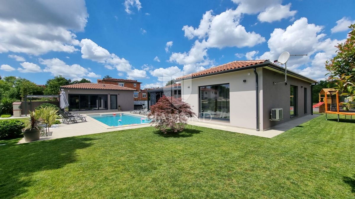 Labin, una bella casa a un piano con piscina