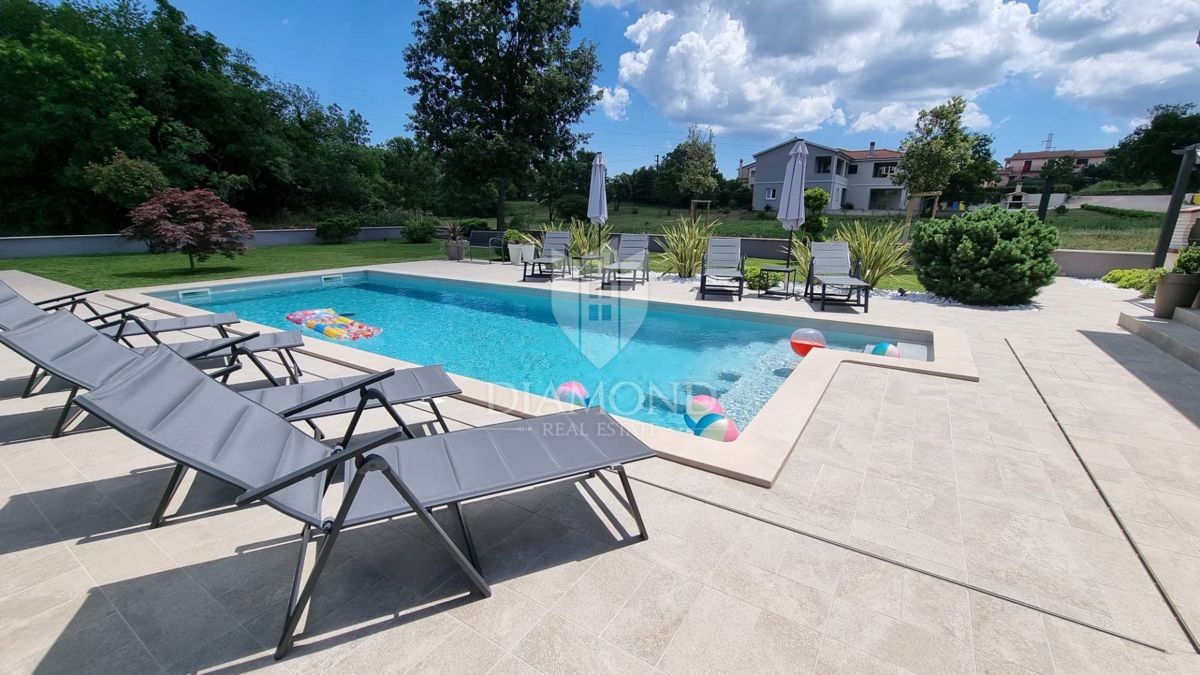Labin, una bella casa a un piano con piscina
