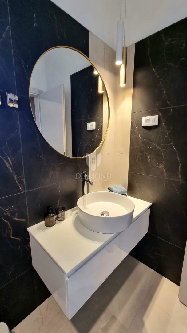 Labin, una bella casa a un piano con piscina