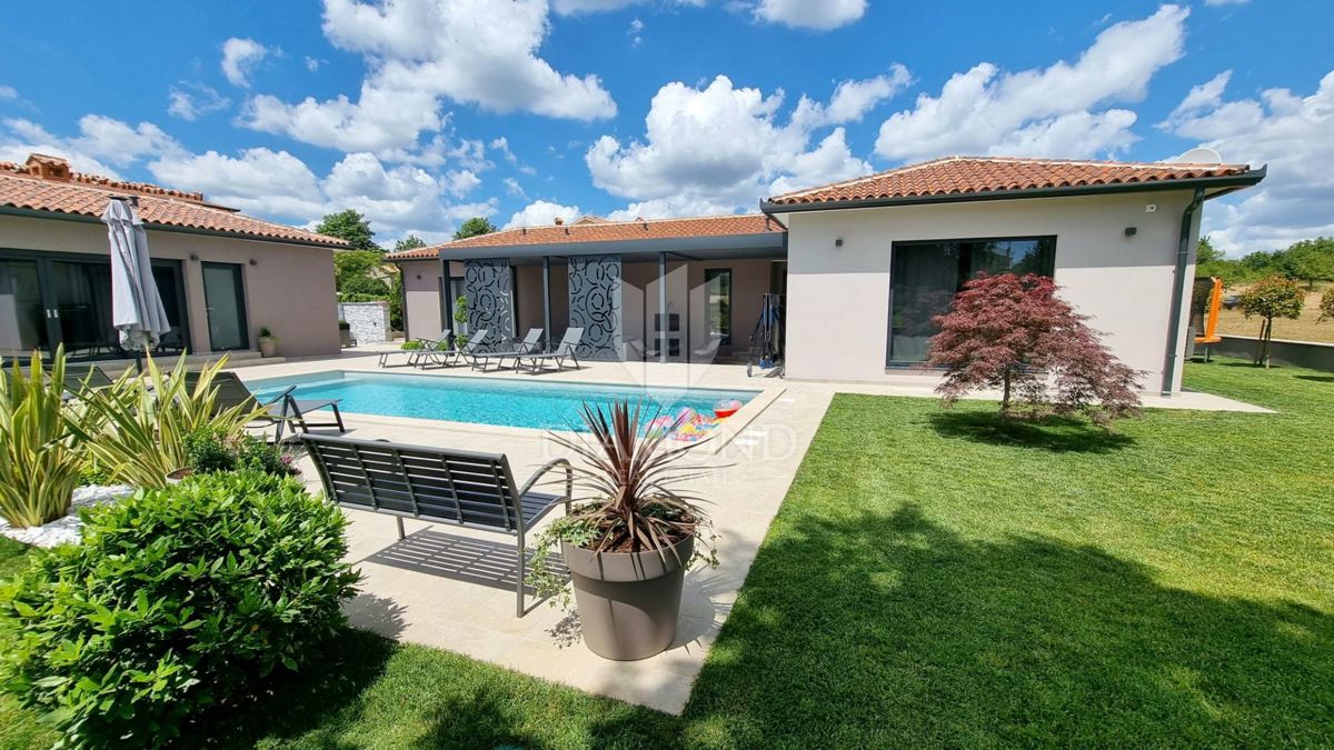 Labin, una bella casa a un piano con piscina