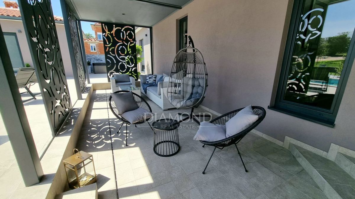 Labin, una bella casa a un piano con piscina