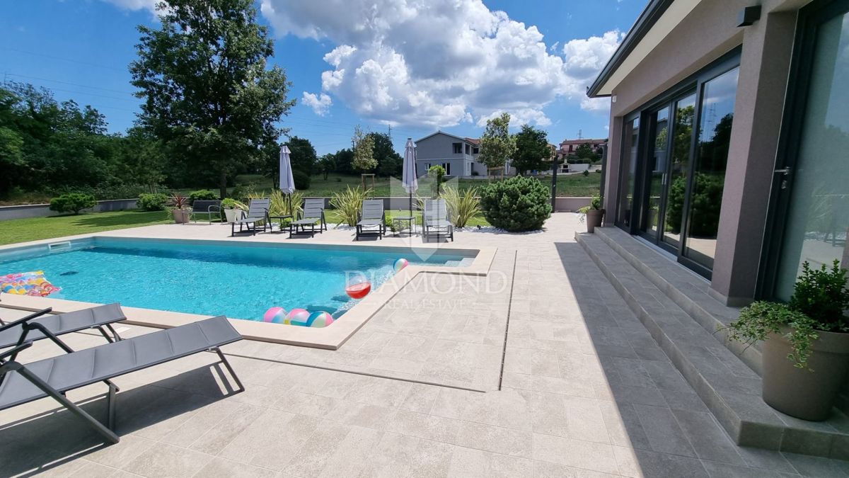 Labin, una bella casa a un piano con piscina