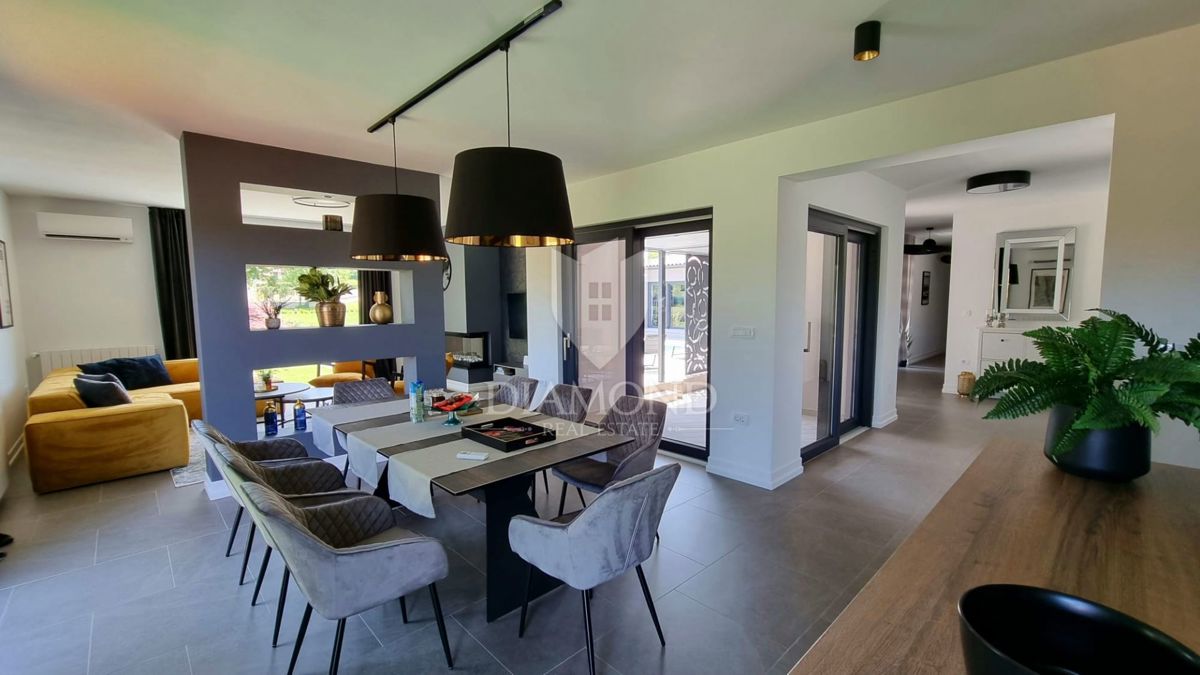 Labin, una bella casa a un piano con piscina