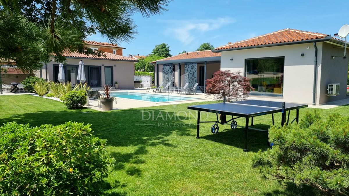 Labin, una bella casa a un piano con piscina