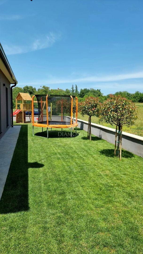 Labin, una bella casa a un piano con piscina