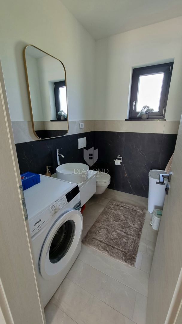 Labin, una bella casa a un piano con piscina