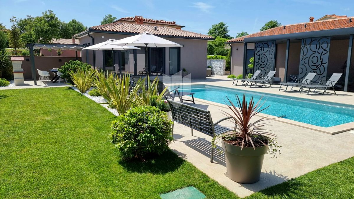 Labin, una bella casa a un piano con piscina