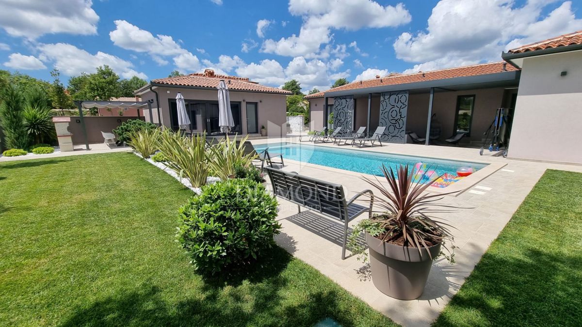 Labin, una bella casa a un piano con piscina