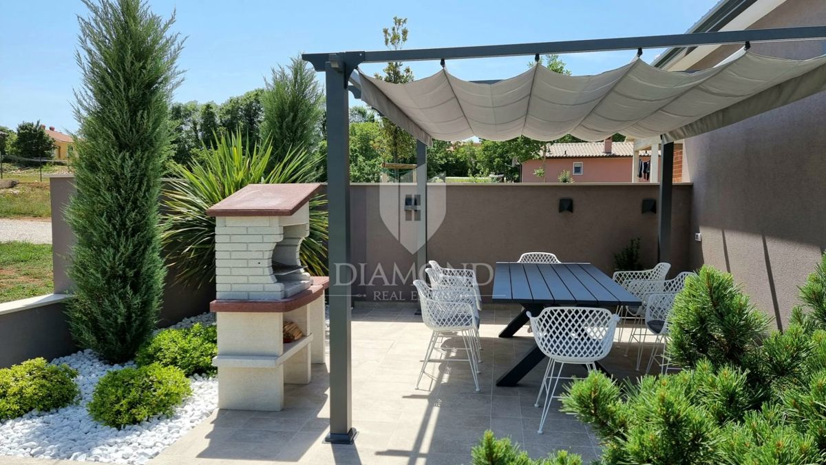 Labin, una bella casa a un piano con piscina