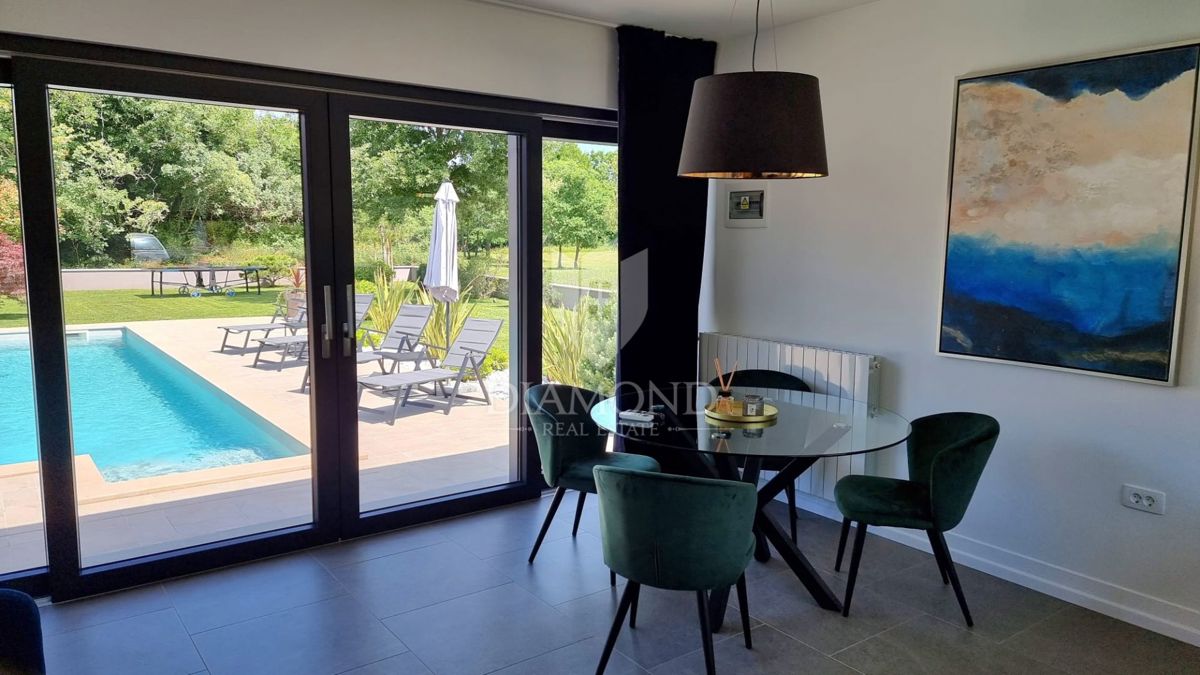 Labin, una bella casa a un piano con piscina