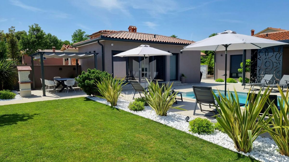 Labin, una bella casa a un piano con piscina