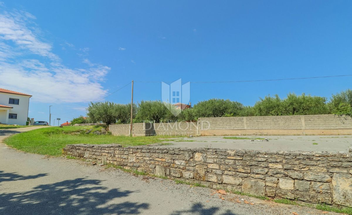 Castelnuovo, zona Buie! Terreno edificabile in posizione tranquilla!