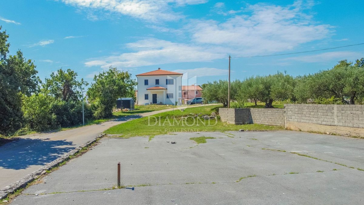 Castelnuovo, zona Buie! Terreno edificabile in posizione tranquilla!