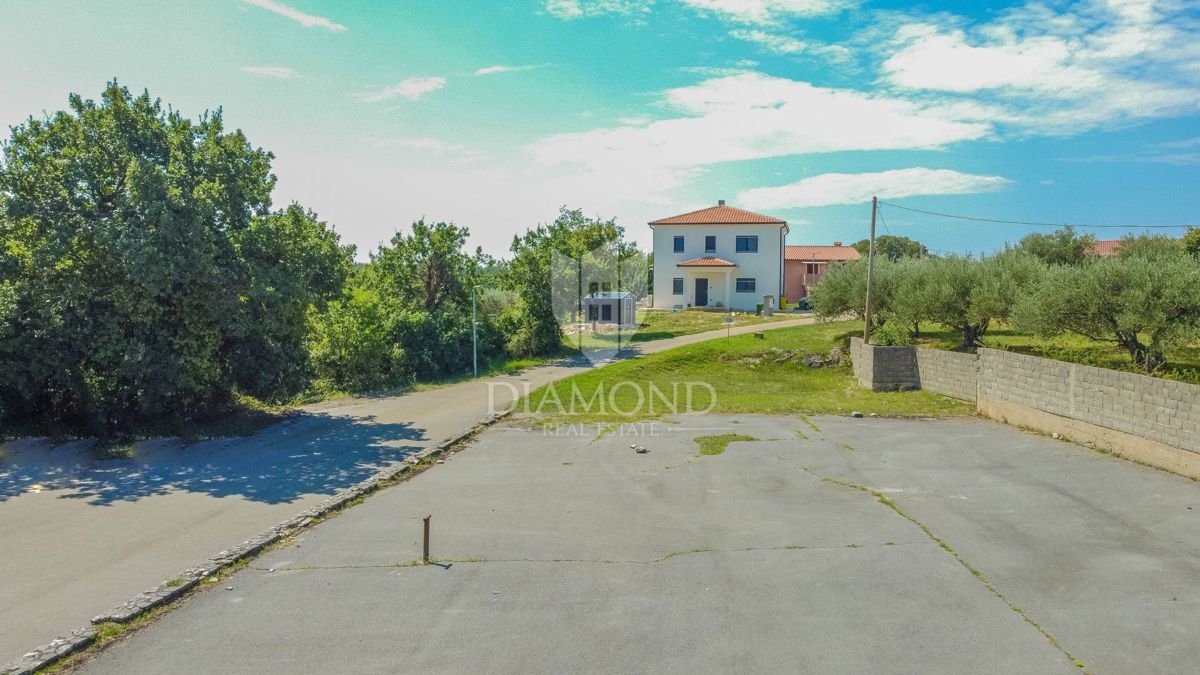 Castelnuovo, zona Buie! Terreno edificabile in posizione tranquilla!