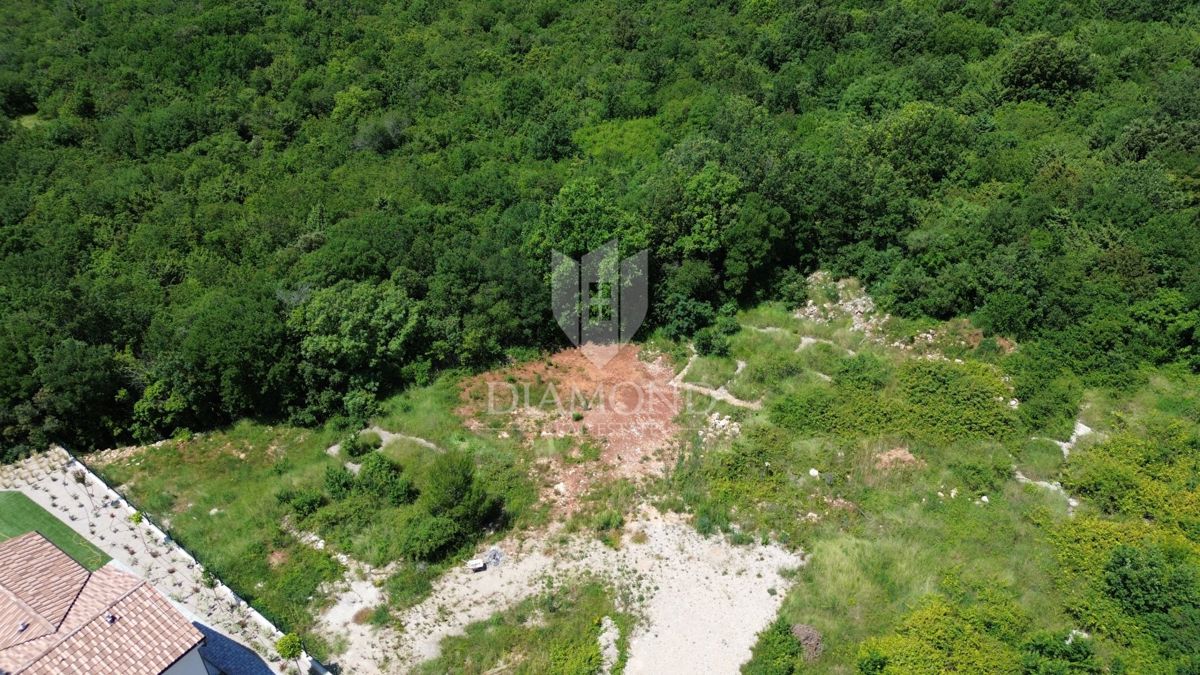 Albona, dintorni, terreno con permesso di costruire