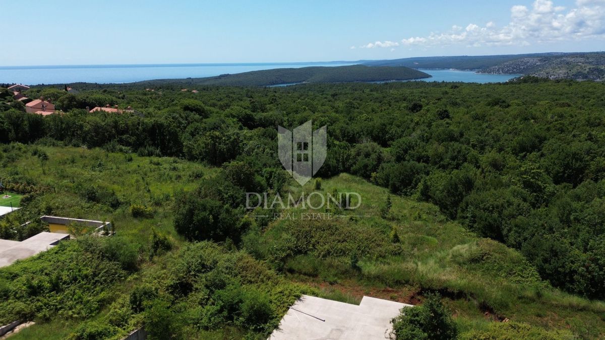 Albona, dintorni, terreno con permesso di costruire