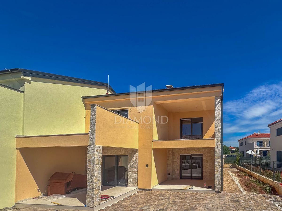 Moderna casa bifamiliare a Krnica