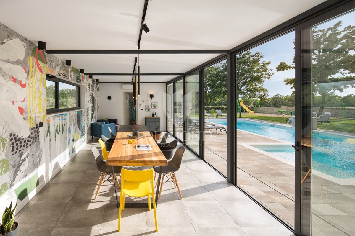 Casa di lusso con piscina e ampio giardino