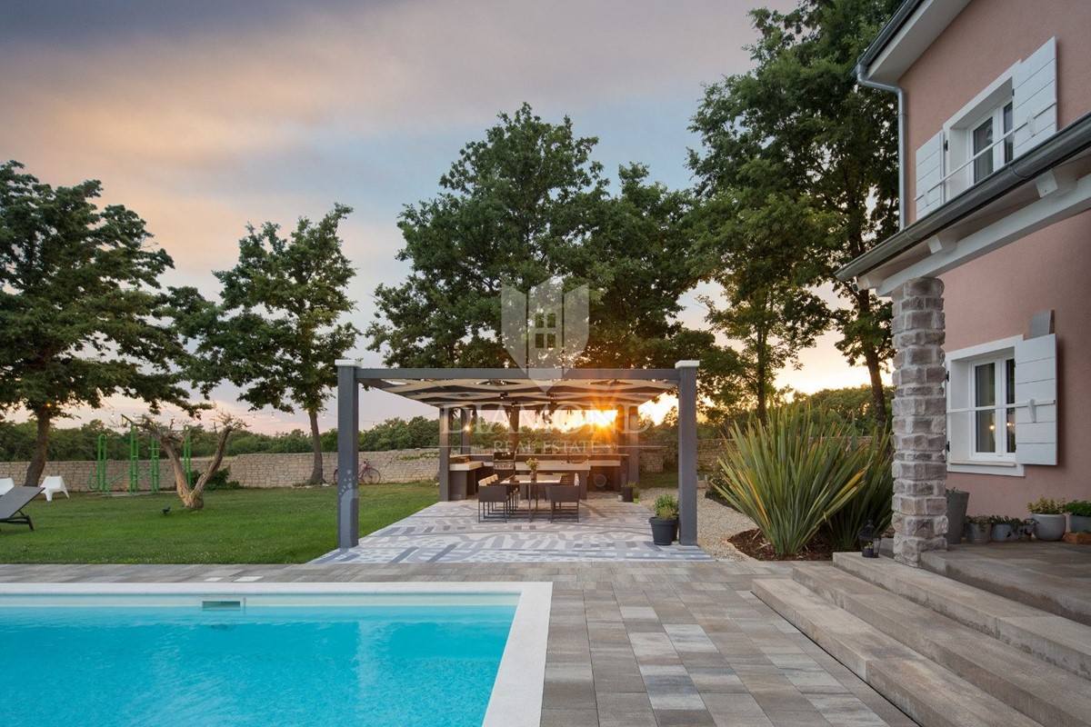 Casa di lusso con piscina e ampio giardino