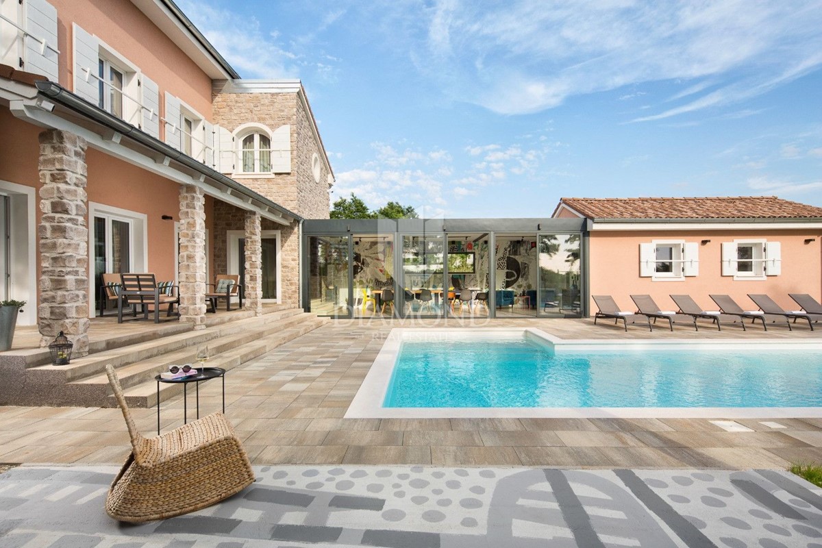 Casa di lusso con piscina e ampio giardino