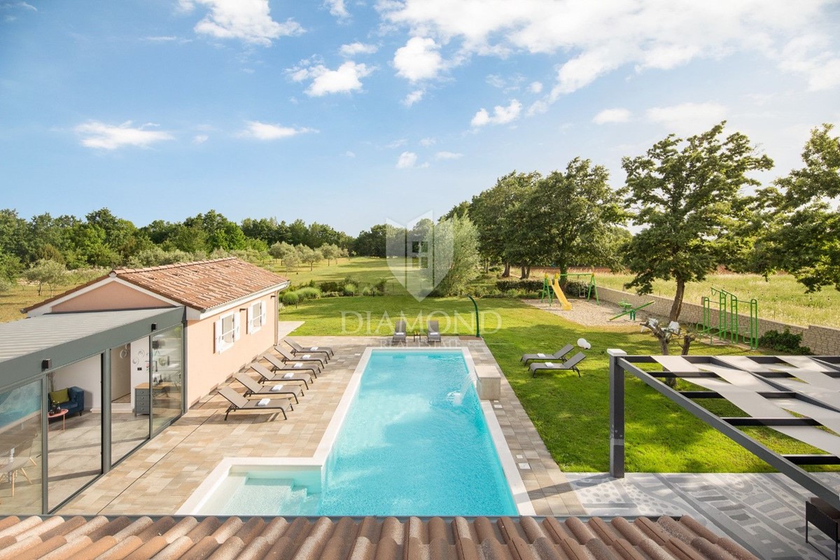 Casa di lusso con piscina e ampio giardino