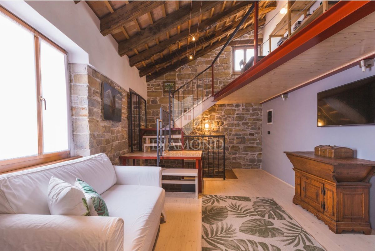 Istria, Oprtalj - Casa con 3 Appartamenti e Spazio Commerciale