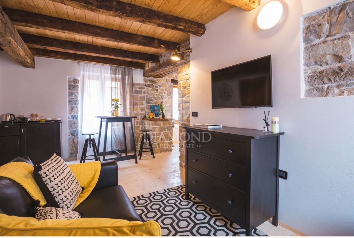 Istria, Oprtalj - Casa con 3 Appartamenti e Spazio Commerciale