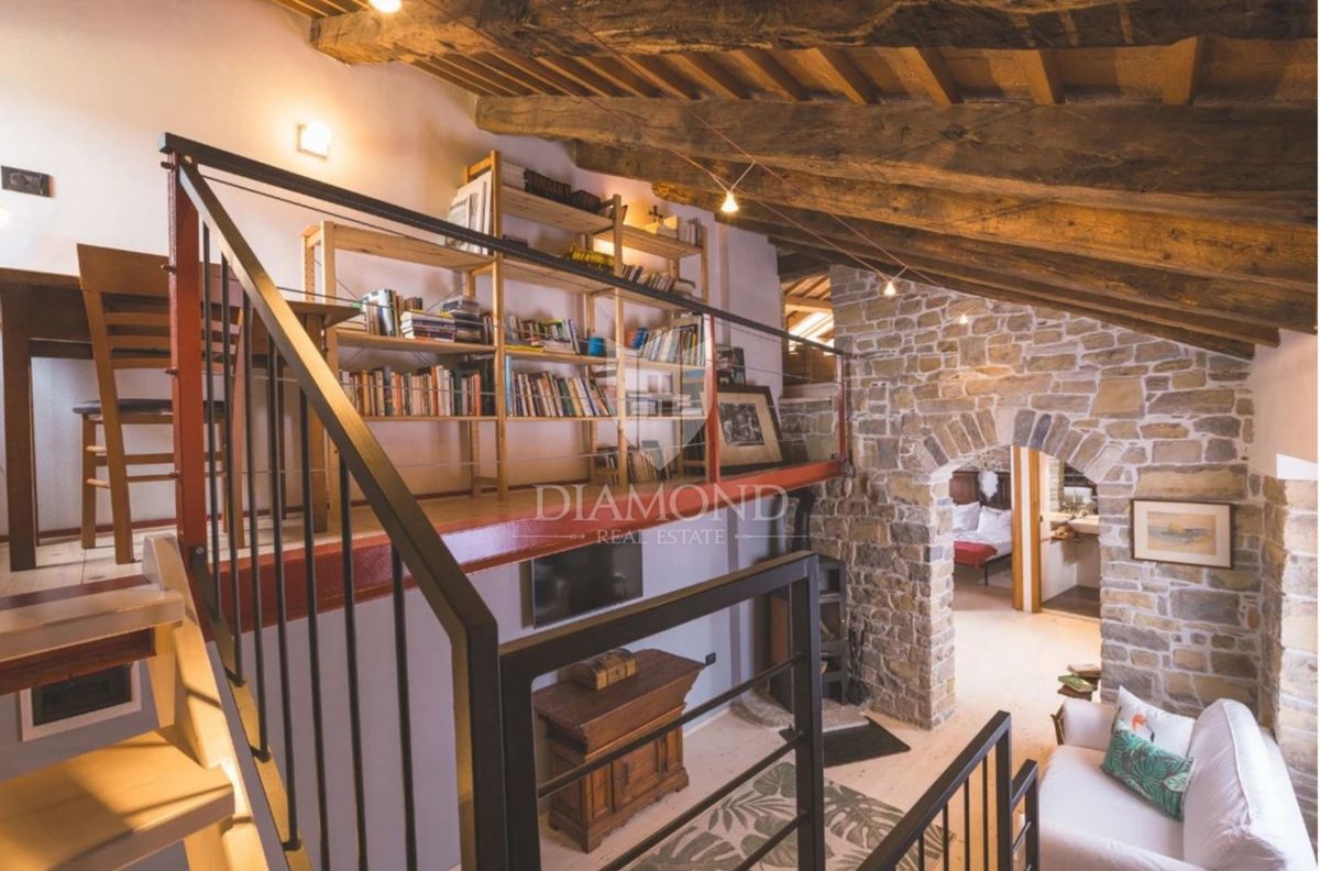 Istria, Oprtalj - Casa con 3 Appartamenti e Spazio Commerciale