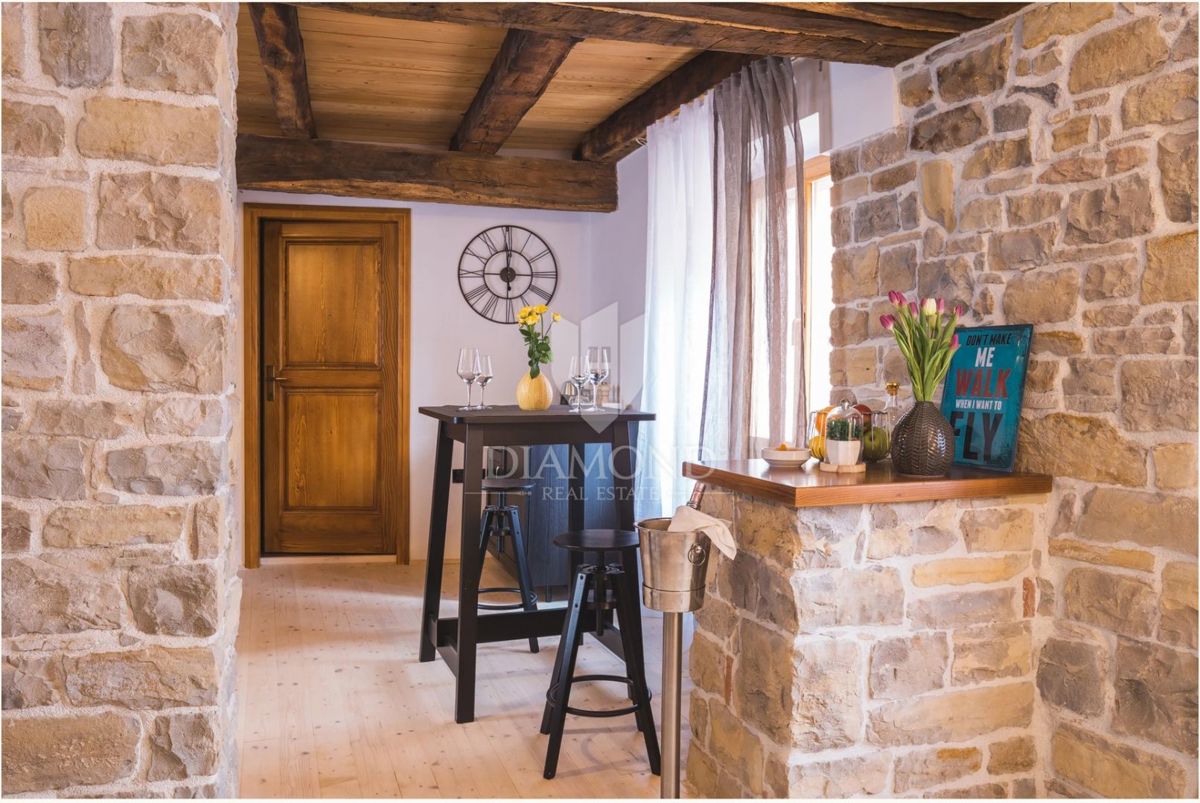 Istria, Oprtalj - Casa con 3 Appartamenti e Spazio Commerciale