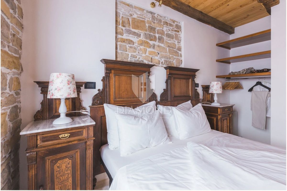 Istria, Oprtalj - Casa con 3 Appartamenti e Spazio Commerciale