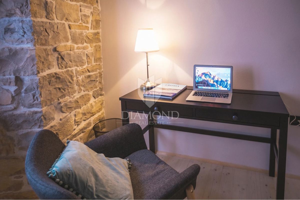 Istria, Oprtalj - Casa con 3 Appartamenti e Spazio Commerciale