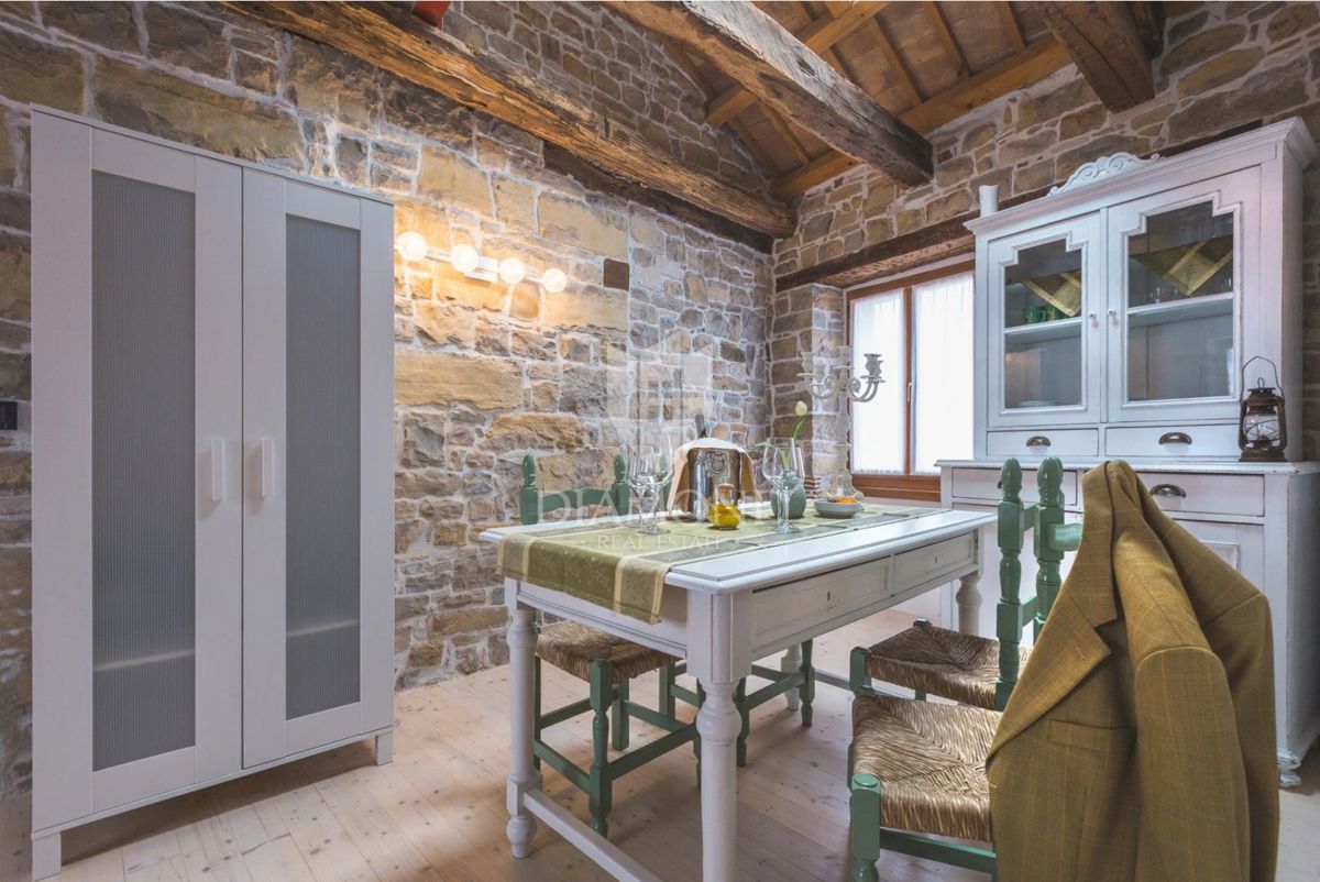 Istria, Oprtalj - Casa con 3 Appartamenti e Spazio Commerciale