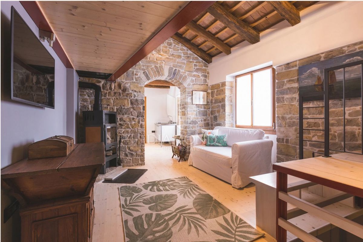 Istria, Oprtalj - Casa con 3 Appartamenti e Spazio Commerciale