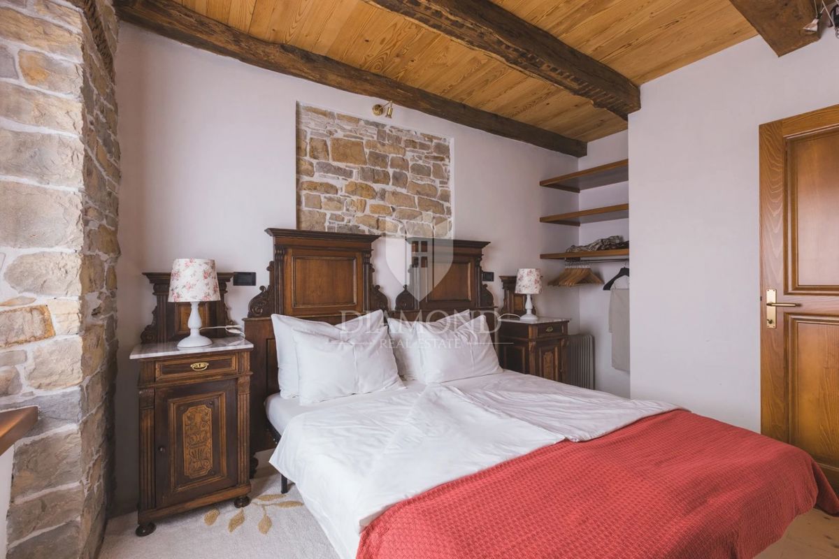 Istria, Oprtalj - Casa con 3 Appartamenti e Spazio Commerciale