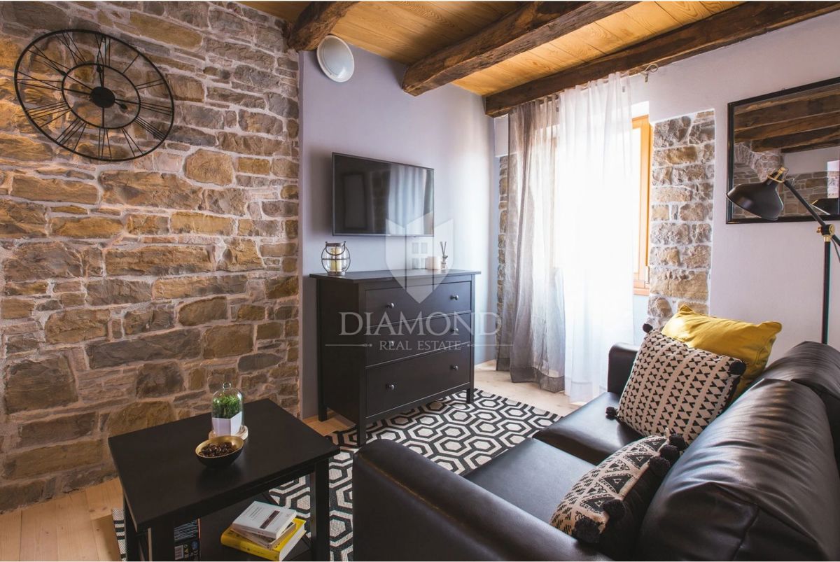 Istria, Oprtalj - Casa con 3 Appartamenti e Spazio Commerciale