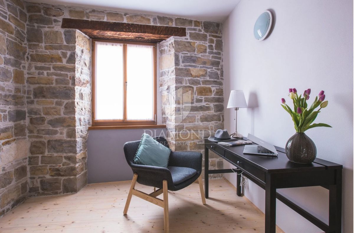 Istria, Oprtalj - Casa con 3 Appartamenti e Spazio Commerciale