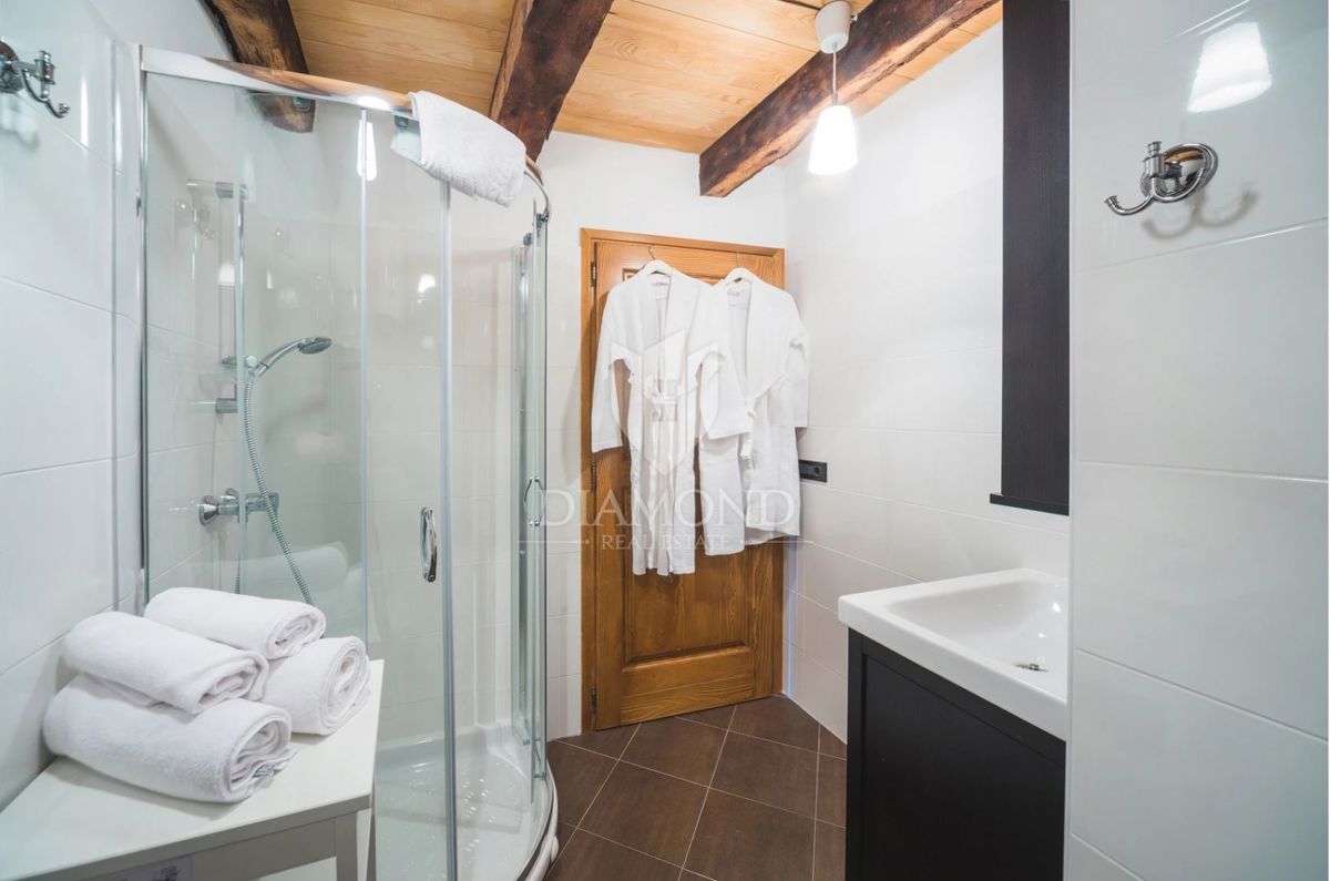 Istria, Oprtalj - Casa con 3 Appartamenti e Spazio Commerciale