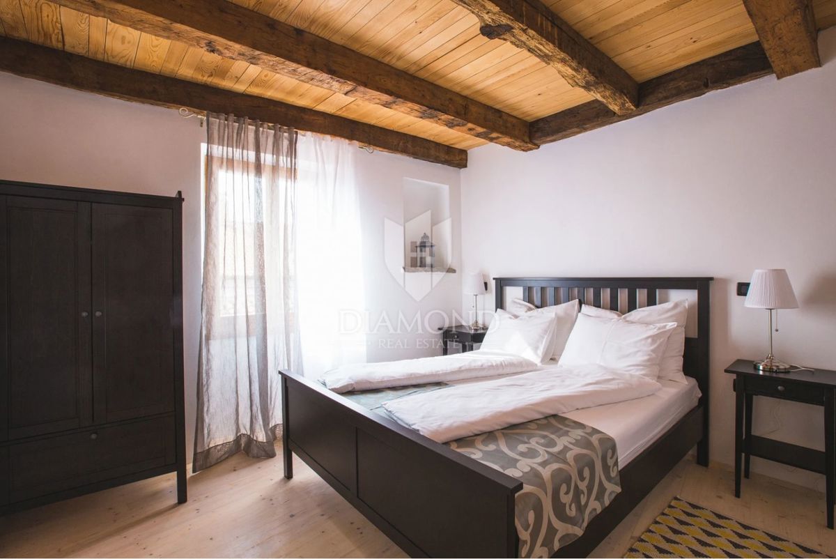 Istria, Oprtalj - Casa con 3 Appartamenti e Spazio Commerciale