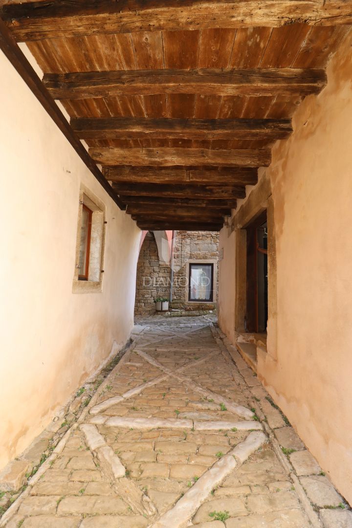 Istria, Oprtalj - Casa con 3 Appartamenti e Spazio Commerciale