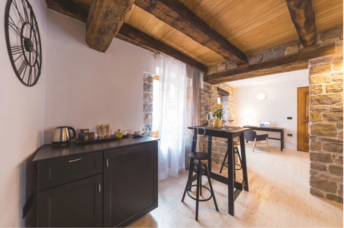 Istria, Oprtalj - Casa con 3 Appartamenti e Spazio Commerciale